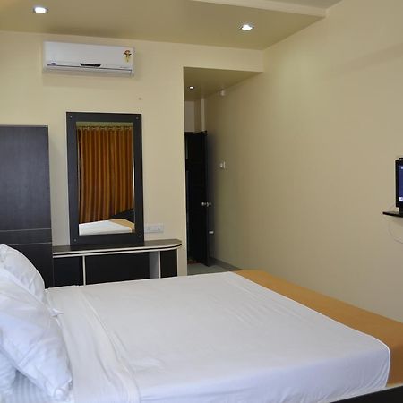 Hotel Embassy International Lātūr Extérieur photo