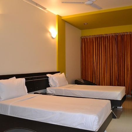 Hotel Embassy International Lātūr Extérieur photo