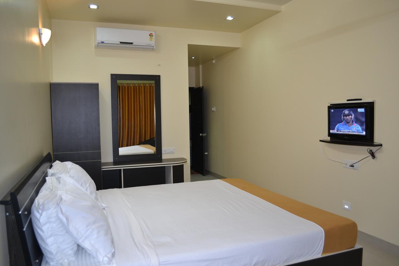 Hotel Embassy International Lātūr Extérieur photo