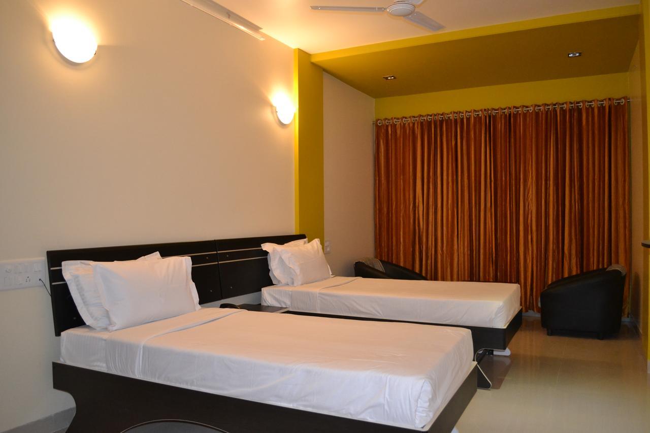 Hotel Embassy International Lātūr Extérieur photo