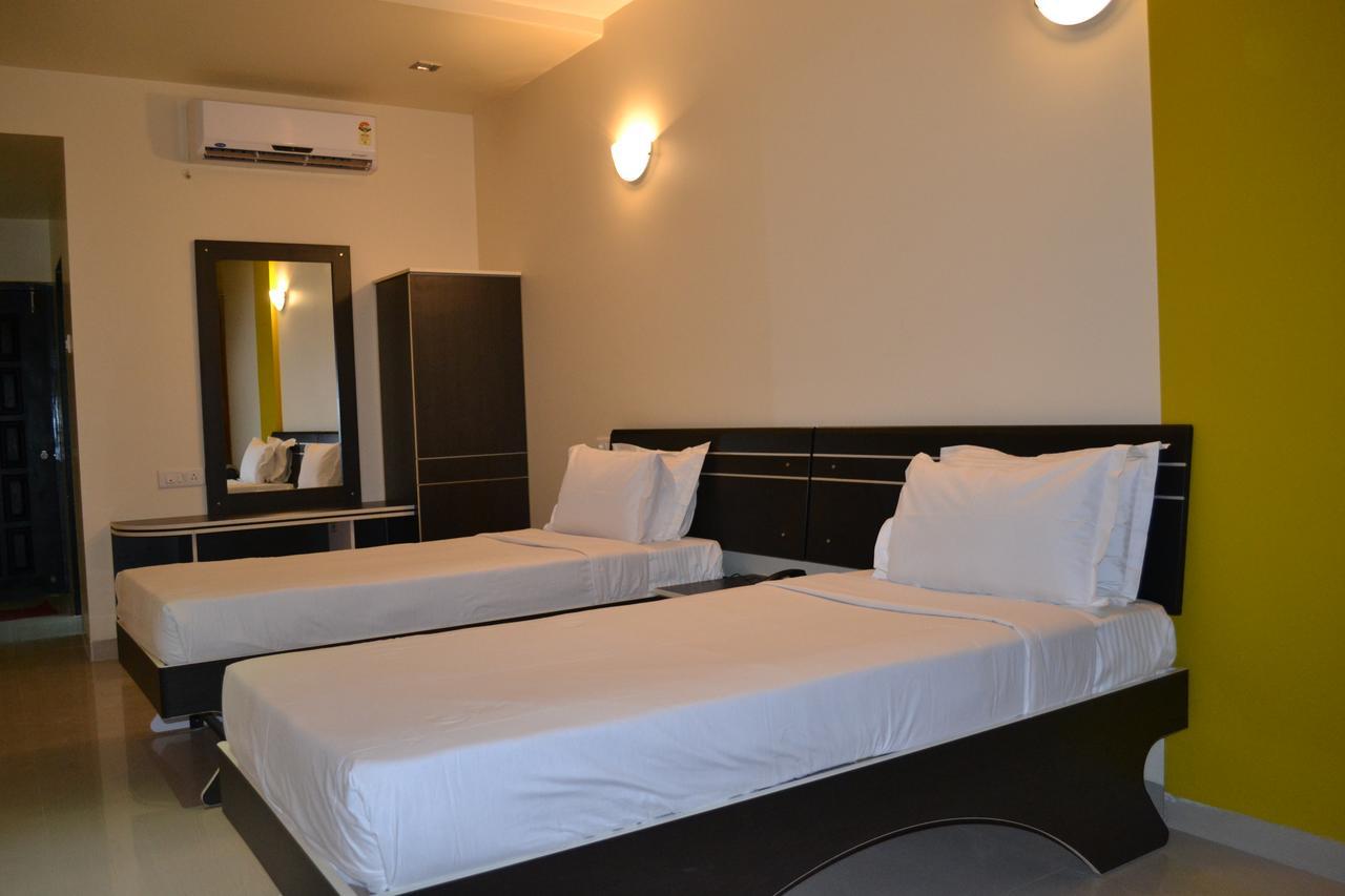 Hotel Embassy International Lātūr Extérieur photo